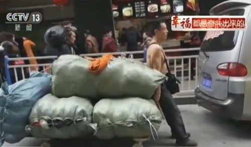 “棒棒”冉光辉:用汗水扛起一个家 “棒棒”冉光辉:用汗水扛起一个家