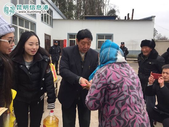 许家勋看望慰问老人 许家勋看望慰问老人