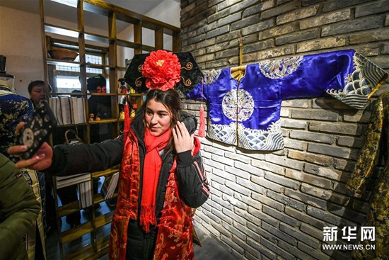 留学生体验传统满族年俗 留学生体验传统满族年俗