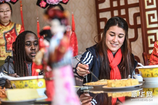 留学生体验传统满族年俗 留学生体验传统满族年俗