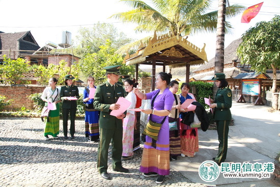 边检站官兵在驻地村寨走访