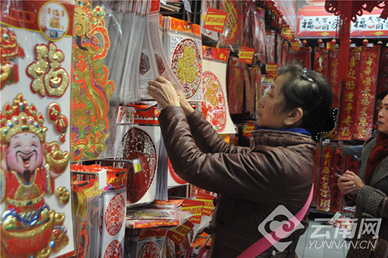 年味浓年货俏 昆明市民欢欢喜喜“扫货”迎新春