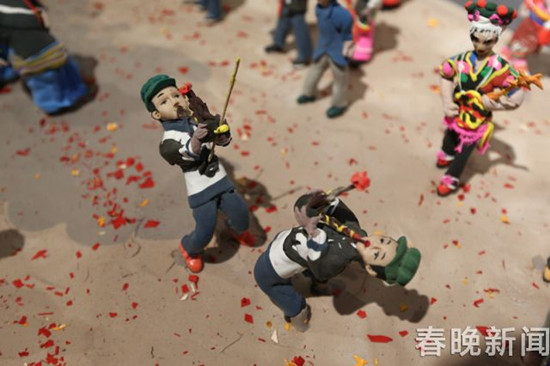 长达18米的大型千人面塑 还原云南人古风遗俗 长达18米的大型千人面塑 还原云南人古风遗俗