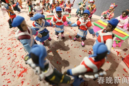 长达18米的大型千人面塑 还原云南人古风遗俗 长达18米的大型千人面塑 还原云南人古风遗俗