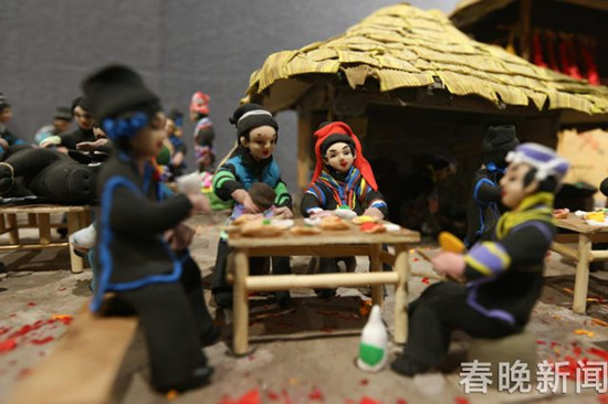 长达18米的大型千人面塑 还原云南人古风遗俗 长达18米的大型千人面塑 还原云南人古风遗俗