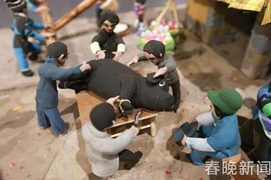 长达18米的大型千人面塑 还原云南人古风遗俗 长达18米的大型千人面塑 还原云南人古风遗俗