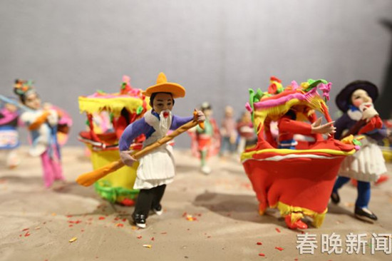 长达18米的大型千人面塑 还原云南人古风遗俗 长达18米的大型千人面塑 还原云南人古风遗俗