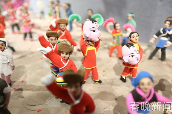 长达18米的大型千人面塑 还原云南人古风遗俗 长达18米的大型千人面塑 还原云南人古风遗俗