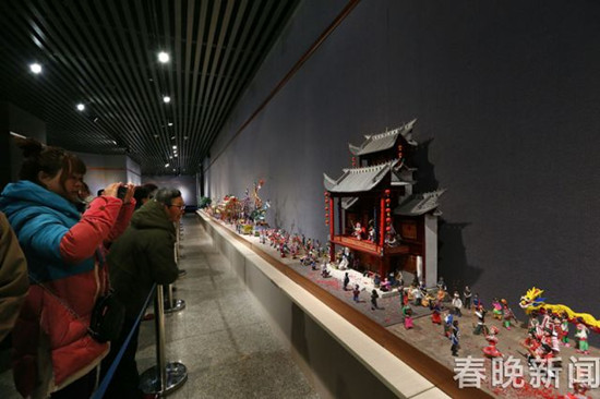 长达18米的大型千人面塑 还原云南人古风遗俗 长达18米的大型千人面塑 还原云南人古风遗俗