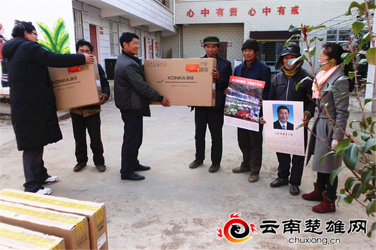 武定县苗族贫困群众喜领电视机欢乐过春节 武定县苗族贫困群众喜领电视机欢乐过春节