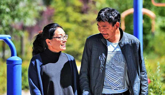 向巴扎西和妻子在散步 向巴扎西和妻子在散步