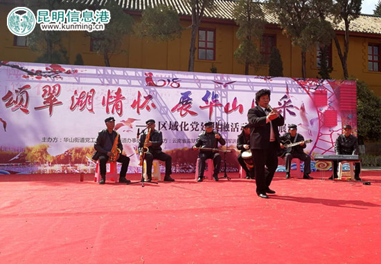 社区文艺团队——普乐乐坊为观众带来歌曲《共和国之恋》和《说唱脸谱》。记者林坚/摄 社区文艺团队——普乐乐坊为观众带来歌曲《共和国之恋》和《说唱脸谱》。记者林坚/摄