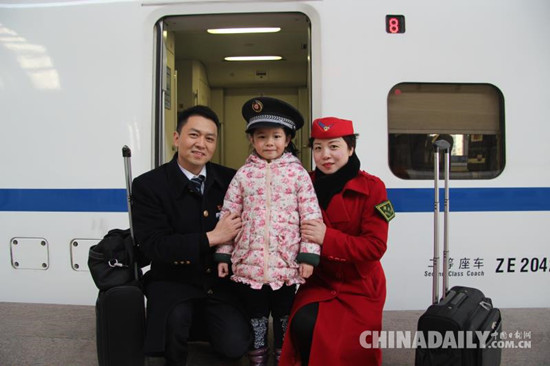 春节团圆时 “夫妻列车长”却给女儿留下第19张请假条 春节团圆时 “夫妻列车长”却给女儿留下第19张请假条