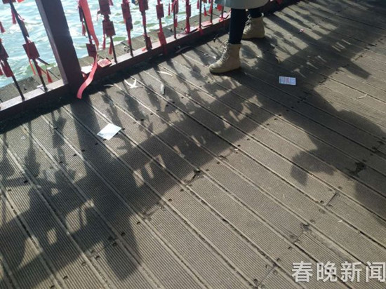 滇池大坝乱扔垃圾现象严重 环卫工呼吁游客要爱护环境