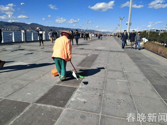 滇池大坝乱扔垃圾现象严重 环卫工呼吁游客要爱护环境