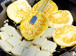 纳西鸡豆凉粉和粑粑。