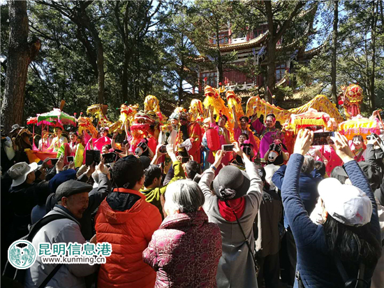 表演队给游客拜年。