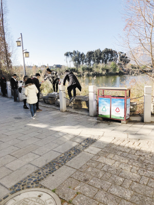游客翻越民族村内护栏照相。 游客翻越民族村内护栏照相。