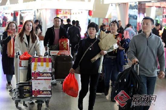 昆明长水机场迎来返程高峰 昆明长水机场迎来返程高峰