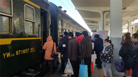 2月12日,回家过年的人们陆续登上列车。孙瑞生 摄 2月12日,回家过年的人们陆续登上列车。孙瑞生 摄