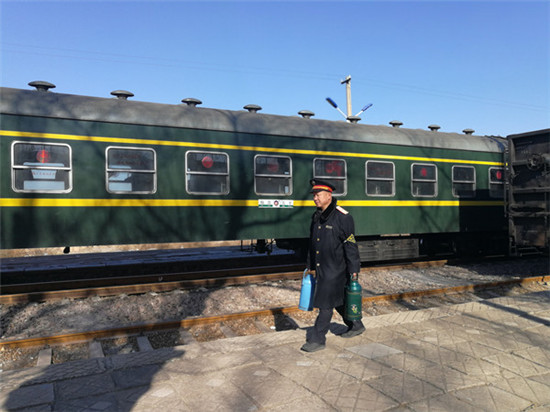 列车长刘立新在车上服务了整整25年。 列车长刘立新在车上服务了整整25年。
