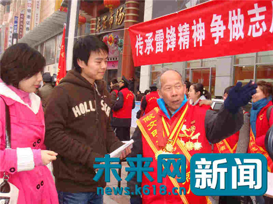 传承雷锋精神,谢亮发挥老党员预热为路人指路。(东直门街道 供图) 传承雷锋精神,谢亮发挥老党员预热为路人指路。(东直门街道 供图)