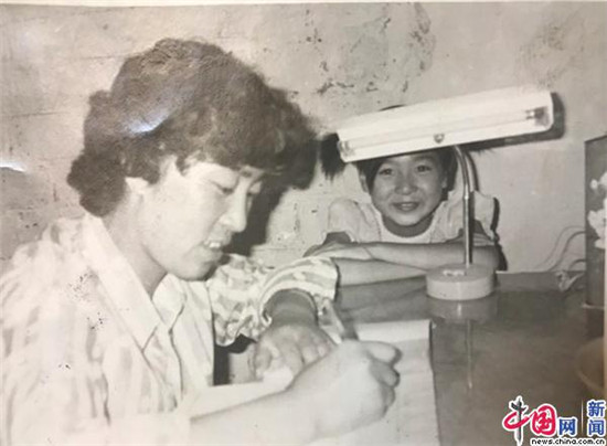 我静静地站在桌边上看妈妈备课,那时我才五岁。 我静静地站在桌边上看妈妈备课,那时我才五岁。