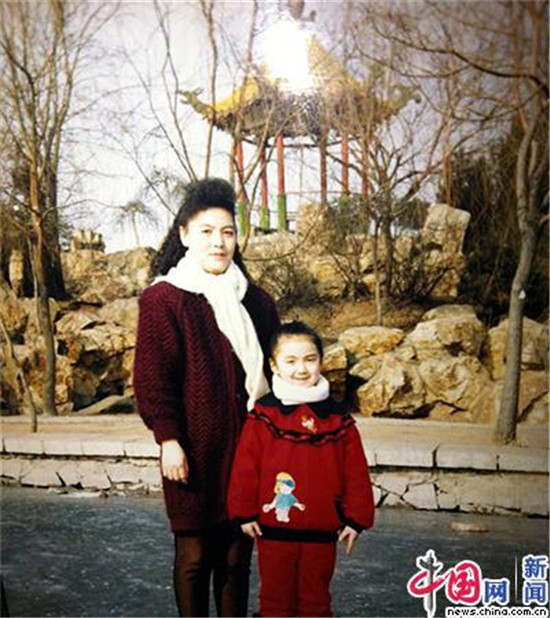 1997年春节，董月婷与妈妈在公园合影。受访者供图