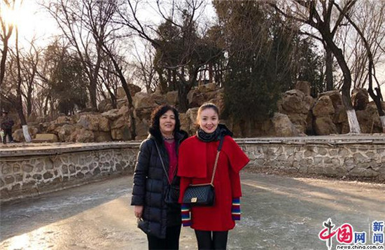 2018年2月16日，董月婷与妈妈在公园合影。中国网记者 董小迪 摄