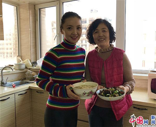 2018年2月16日，董月婷与妈妈一起准备过年的饭菜。中国网记者 董小迪 摄