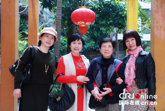 女儿们与洪绿萍老人的合照。李欣宏摄