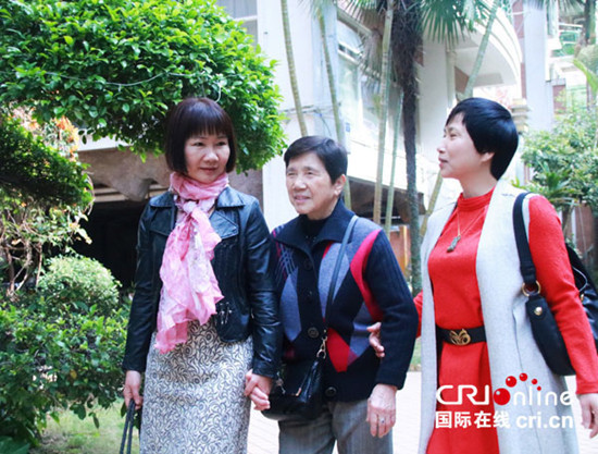 女儿们与老人。李欣宏摄