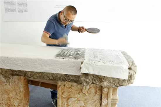 传拓留影金石为开 这个男人让中国最古老的印刷术在彩云之南“活”起来 传拓留影金石为开 这个男人让中国最古老的印刷术在彩云之南“活”起来