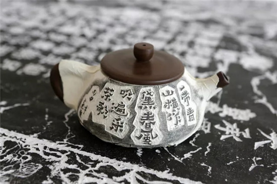 传拓留影金石为开 这个男人让中国最古老的印刷术在彩云之南“活”起来 传拓留影金石为开 这个男人让中国最古老的印刷术在彩云之南“活”起来