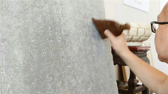 传拓留影金石为开 这个男人让中国最古老的印刷术在彩云之南“活”起来 传拓留影金石为开 这个男人让中国最古老的印刷术在彩云之南“活”起来