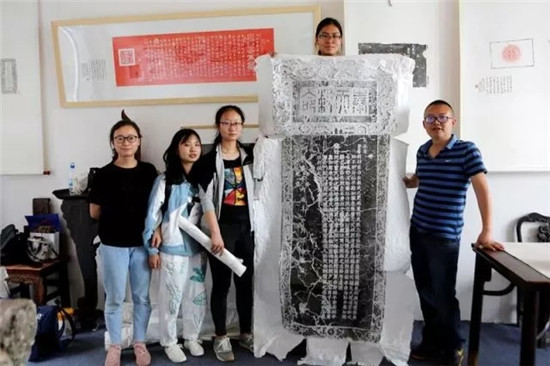 传拓留影金石为开 这个男人让中国最古老的印刷术在彩云之南“活”起来 传拓留影金石为开 这个男人让中国最古老的印刷术在彩云之南“活”起来