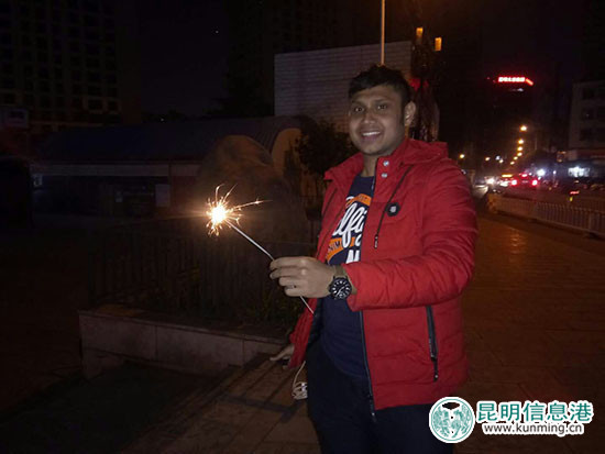 麦杜在晚上燃放礼花。供图