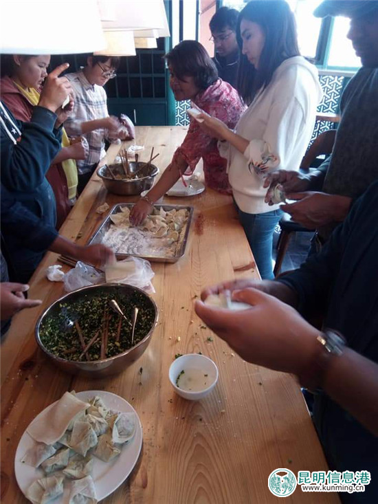 大家在建水的青年旅社一起包饺子。供图