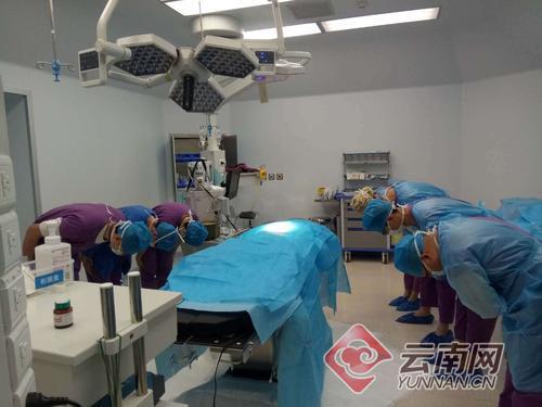 医护人员向捐献器官的少年遗体鞠躬致敬