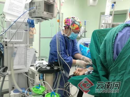 器官送达医院后，医生当天立即开展移植手术