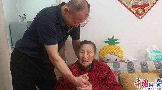 图为作者与母亲合影