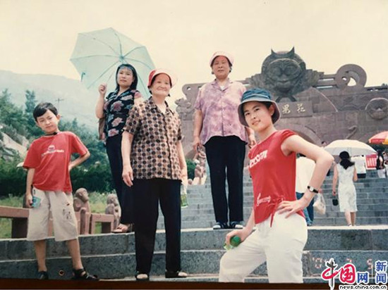 2004年，妈妈带着全家来到花果山旅游。