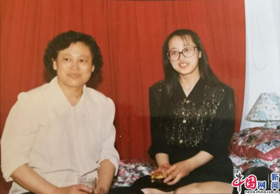 1994年，二妹结婚时，赵颖和母亲的合影。