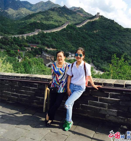 茜丹带妈妈游览长城。
