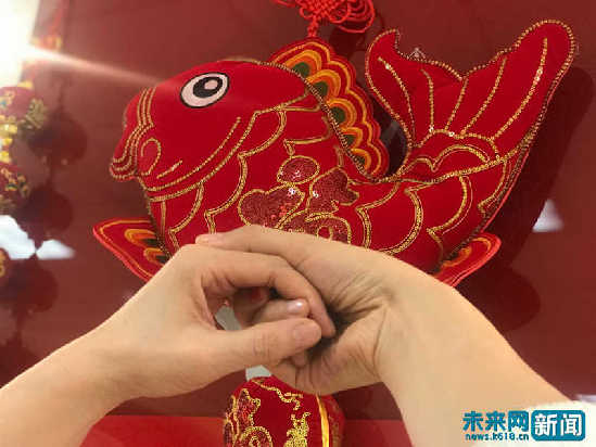 刘靓与妈妈牵手合影留念。（受访者供图）