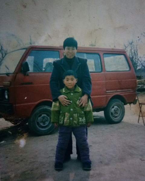 宋月伟与妈妈的第一张合影：妈妈搂着儿子。（宋月伟供图）