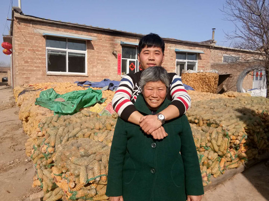 21年后再与妈妈合影：儿子将妈妈紧紧地搂住。（宋月伟供图）