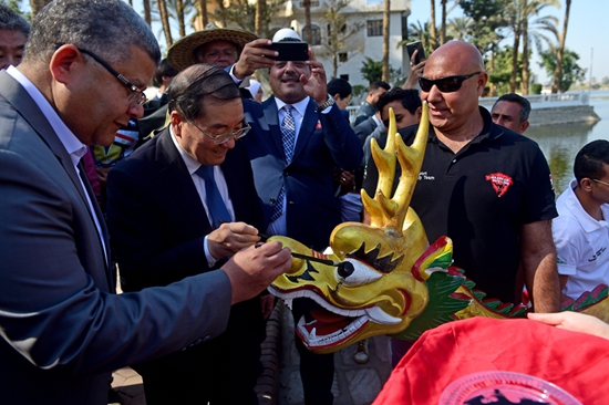 尼罗河赛龙舟 同庆中国年