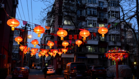 北大地西区社区内的红灯笼和彩旗。