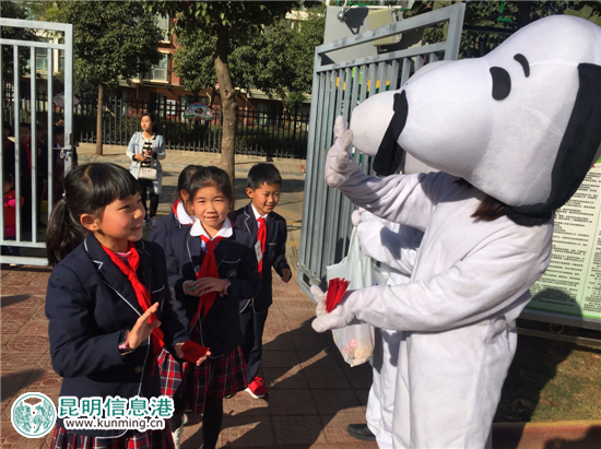 书林二小西苑分校开学发“红包” 幸运者可当升旗手